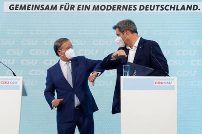 El líder de la CDU, Armin Laschet (izquierda), y el de la CSU, Markus Söder, se saludan durante la presentación del programa electoral de los conservadores, en Berlín.