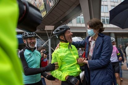 Jaime Lafita (de amarillo), tras llegar este lunes al Parlamento Europeo, recibe la felicitación de Sandra Gallina, directora general de Salud de la Comisión Europea, y la persona responsable de la conclusión de los contratos de vacunas contra la covid de la UE. 