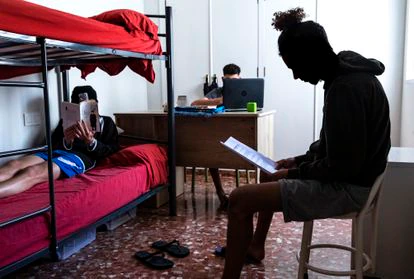 Tres menores en una de las habitaciones de un piso tutelado en Valencia.