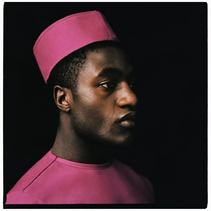 Alex (Camerún, 20 años). Los padres de esta persona no binaria murieron pronto y él fue a vivir con su querida tía. Un día, ella le preguntó por las chicas; él contestó que mejor los chicos: “Me sacó de la escuela y me puso a vender zumo en la calle. Todo cambió”, recuerda. “A los 13 años, mi tío me violó”. Se fue de casa, a trabajar a un restaurante. Allí conoció a un chico, que se ofreció a protegerle y compartir gastos para huir juntos a Europa. Estaban en Argelia cuando discutieron. “Mi madre se me apareció en sueños. Me dijo que me quedase, que el mar estaba peligroso. Se lo dije a mi chico. Se fue sin mí. Tras dos semanas sin noticias, me enteré de que había muerto en el viaje”.