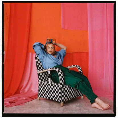 Lali (Colombia, 26 años). La adolescencia en Villavicencio, al sudeste de Bogotá, le trajo consecuencias inmediatas a esta joven: “Ya de por sí, por ser mujer ya eres objeto de deseo. Cuando eres una mujer abiertamente lesbiana, es como si les pusieses un dulce. Te vuelves como un reto y empiezan los acosos… No me sentía segura en mi entorno. No tengo algo mal, no necesito un hombre que me arregle. Que me haga mujer. Todo esto me desencadenó rechazo propio y me aislé. Tenía novia, a distancia, y empecé a alejarla hasta que me dejó ella a mí. No quería tener contacto con nadie. En algún momento me dijeron: ‘No sales de casa, de tu habitación, tienes que hacer algo’. Entonces el universo se alineó y vine a España”.