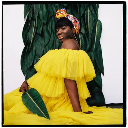 Taira (Colombia, 29 años). Todo cambió una mañana de 2016. “Estaba en una tienda de alimentación, comprando desodorante, cuando un hombre empezó a insultarme. Dije: ‘Dispárame, ¿no? Y, sin más palabras, lo hizo. Me miré en el espejo. La bala entró por la mejilla, no rompió nada. Yo misma llamé a la ambulancia. De pronto, vivía con un miedo horrible en mi país: ese hombre no era el único que me podía hacer daño. La ley no me protegería”, recuerda. Huyó. “Ser trans es difícil. Hay que tener cojones. Es salir a la calle y mostrarle al mundo quién tú eres. Tú sabes muy bien que muchas personas, la mayoría, tienen doble vida. Yo prefiero ser así y recibir golpes y patadas, pero ser lo que soy”.