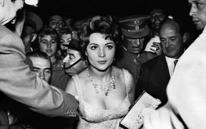 Sara Montiel y su marido, Anthony Mann (a la derecha) fotografiados en un estreno en Madrid en la década de los cincuenta.