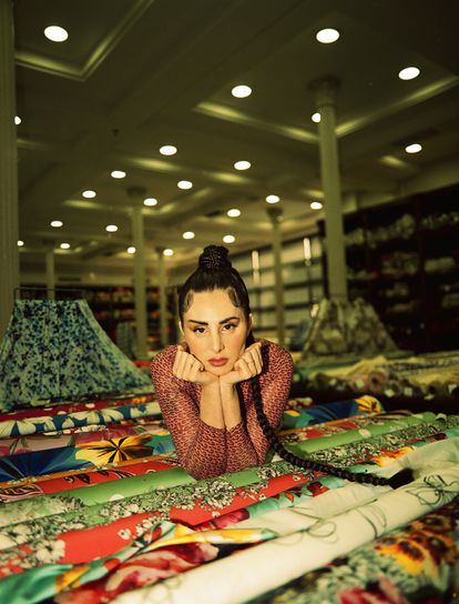 'Lujo ibérico' (2000) y 'Alevosía' (2003), los dos primeros álbumes de Mala Rodríguez, fueron disco de oro. En la imagen, La Mala posa en la tienda Ribes & Casals de Barcelona, con top de Georgiela.