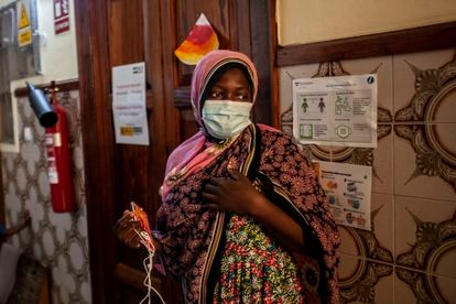 Una de las mujeres acogidas en la casa familiar de la Vegueta espera por sus hijos para salir a pasear por la ciudad de Las Palmas.