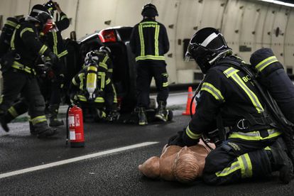 Los bomberos practican maniobras sobre las supuestas víctimas.