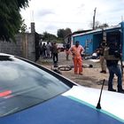 ATENCIÓN EDITORES: CONTENIDO GRÁFICO EXPLÍCITO - MEX5039. REYNOSA (MÉXICO), 19/06/2021.- Elementos de la policía estatal resguardan el área donde un comando armado asesinó a varias personas hoy, en la ciudad de Reynosa, estado de Tamaulipas (México). Al menos 15 personas murieron este sábado en diversos ataques violentos de grupos criminales en la ciudad mexicana de Reynosa, Tamaulipas, fronteriza con Texas, Estados Unidos. EFE/José Martínez