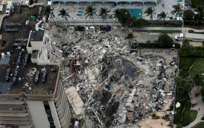 Al menos un muerto y cerca de 100 desaparecidos tras derrumbe de edificio en Miami | Fotos y videos