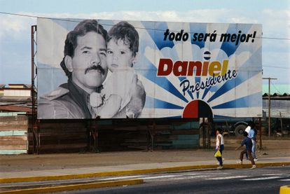 Un cartel para la campaña de reelección en 1989 de Daniel Ortega, líder del Frente Sandinista de Liberación Nacional, en Managua, Nicaragua.