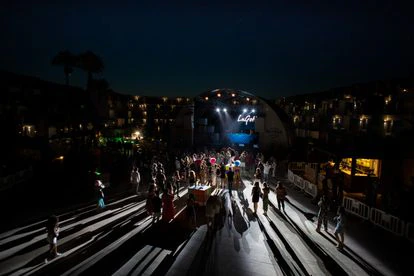 Hasta cerca de la medianoche, la mayoría del público permaneció fuera de la pista de baile, en las barras.