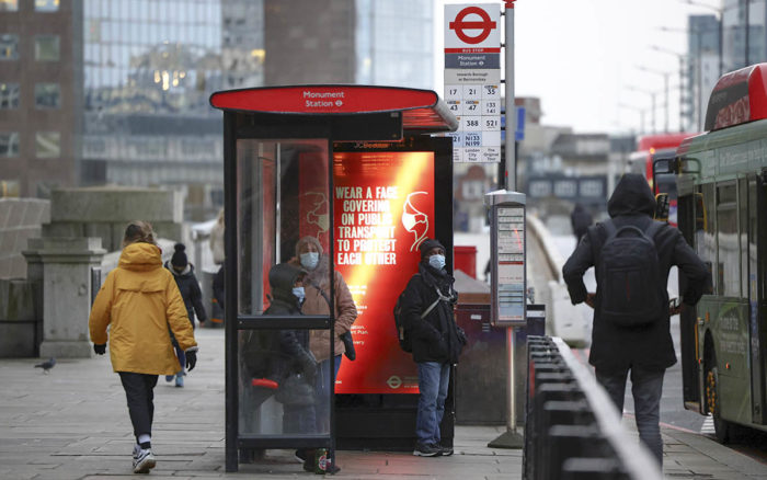 Hallan en parada de autobús documentos clasificados sobre la crisis del destructor británico con Rusia