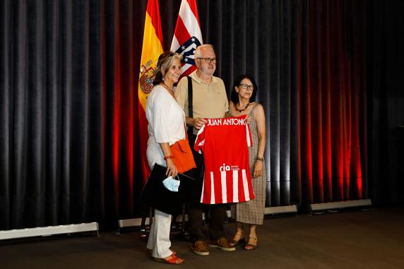 Imposición de las insignias de Oro a los socios rojiblancos que en la presente campaña cumplieron 50 años de antigüedad.