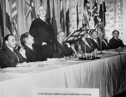 John Maynard Keynes hablando en una conferencia, el 1 de julio de 1944.