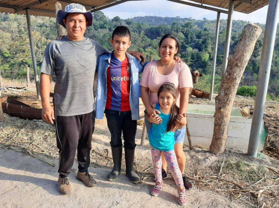 Bryan Daniel el el centro de la imagen con una camiseta del FC Barcelona y rodeado de sus familiares.