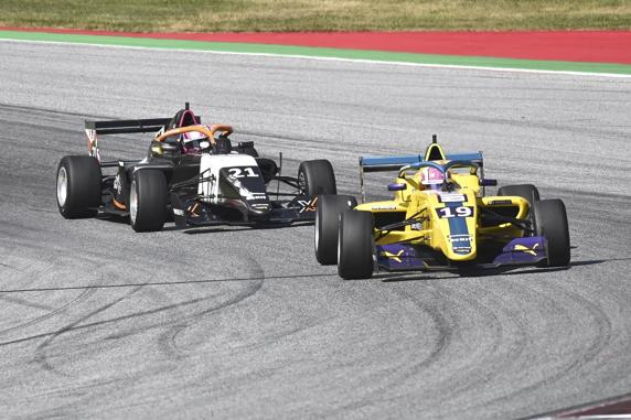 Jessica Hawkins persigue a Marta García