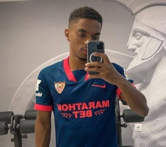 Colin Dagba (PSG), con la camiseta del Sevilla