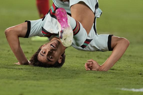 Joao Félix tras provocar una falta con Portugal.