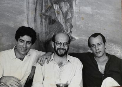 En el piso de Joaquín Sabina en Tirso de Molina, Madrid, donde todavía vive, en 1989. El cantante con Paco Lucena y Silvio Rodríguez. Foto cedida por Paco Lucena.