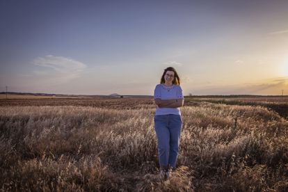 María de la Cruz Gutiérrez, emprendedora y emigrante retornada en 2021 a Villanueva de los Infantes (Ciudad Real), en un campo cerca de la comarca. 