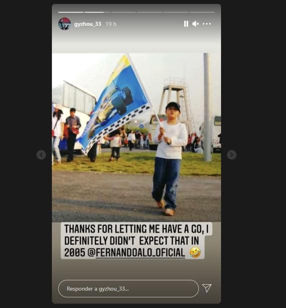 Zhou, animando a Alonso con una bandera de Renault en 2005, ahora sustituirá al asturiano en Alpine en la FP1 de Austria
