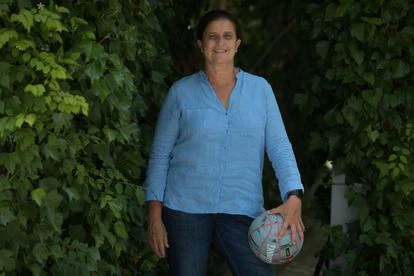 Mónica Messa en unos jardines de Pozuelo de Alarcón.