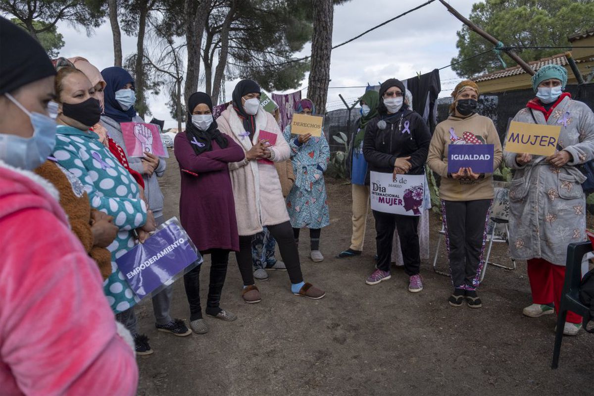 Feminismo para impulsar un cambio en las condiciones laborales de la recogida de la fresa