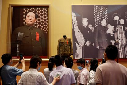 Un grupo de personas contempla imágenes de Mao Zedong en el Museo de Historia del Partido Comunista de China en Pekín