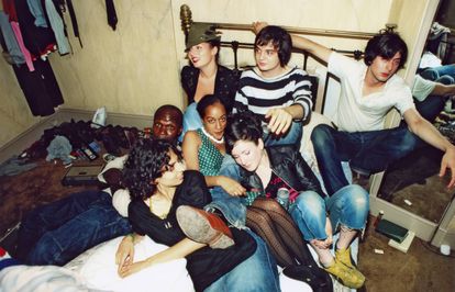 Pete Doherty y Carl Barat, de los Libertines, comparten cama con amigos en el hotel Albion en el año 2002.