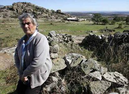 Milagros Montoya, en 2007, junto a los restos de la chabola en la que vivió mientras su padre estuvo preso en el destacamento de Bustarviejo. 