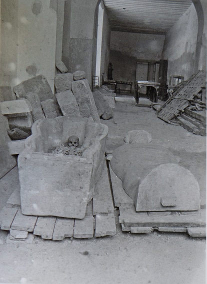 Emplazamiento del sarcófago en 1910 en unas dependencias de la calle Isaac Peral, en Cádiz.