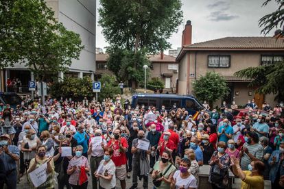 Concentración en el centro de salud de Orcasitas, en protesta por el anuncio del cierre de ambulatorios, el pasado 28 de mayo.