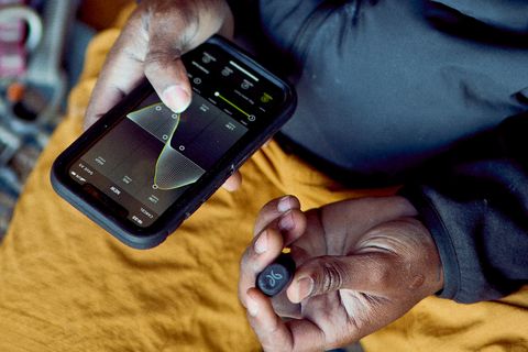 persona que ajusta el sonido en la aplicación jaybird vista