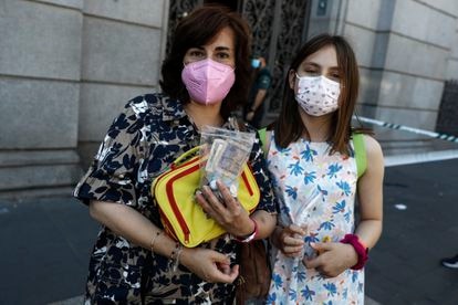Sagrario y su hija María, frente al Banco de España.