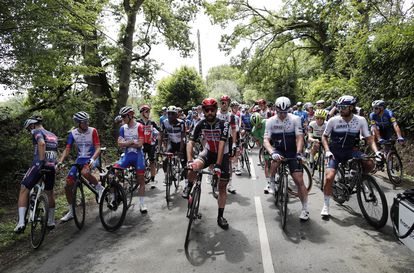 Los ciclistas se plantan a la salida de la cuarta etapa del Tour.