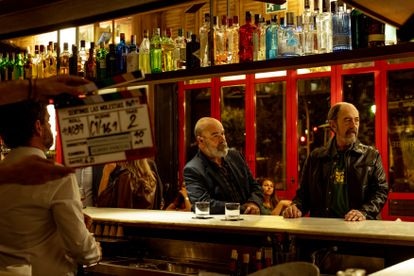 Antonio Resines y Miguel Rellán, durante el rodaje de 'Sentimos las molestias'.