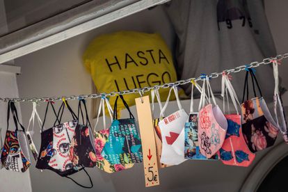 Mascarillas expuestas para su venta en una tienda del centro histórico de Valencia mientras se acerca el fin de su uso obligatorio al aire libre.