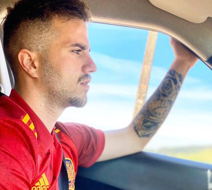 Mikel Iturgaiz, hijo del presidente del PP vasco, vestido con la camiseta de España, en una imagen publicada en su cuenta de Twitter.