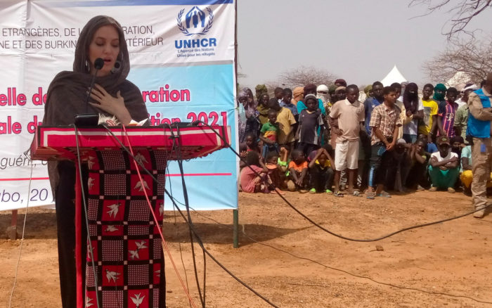 Angelina Jolie, enviada especial de la ONU, visita campo de refugiados en Burkina Faso