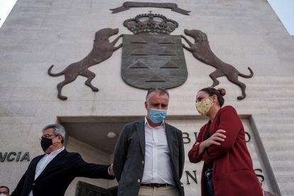 El presidente de Canarias, Ángel Víctor Torres (centro); el vicepresidente, Román Rodríguez (izquierda); y la consejera de Derechos Sociales, Noemí Santana (derecha), frente a la sede del Gobierno en Las Palmas de Gran Canaria.