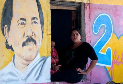 Una mujer sentada al lado de una imagen de Daniel Ortega en la ciudad de Catarina (Nicaragua), en octubre de 2020.