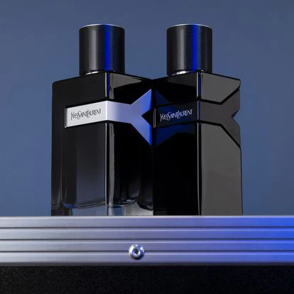 De líneas puras y diseño monolítico, la creadora Suzanne Dalton fue la encargada de capturar los perfumes de la línea. En Y Eau de Parfum juega con el degradado para representar el contraste de blancos y negros de la fragancia. A Y Le Parfum, lo vistió de un misterioso lacado. Porque nada sienta mejor que un traje negro.
