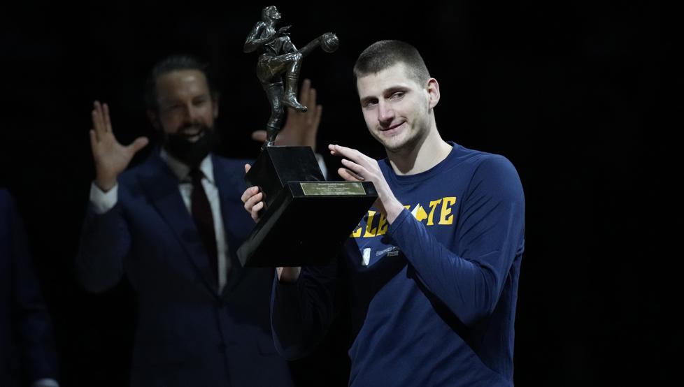 Nikola Jokic recibe el MVP de la temporada 2020-2021 ante la afición de los Nuggets en Denver.