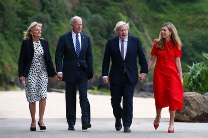 Jill Biden, Joe Biden, Boris Johnson y Carrie Johnson caminan este jueves por el paseo marítimo de Carbis Bay, en Cornualles