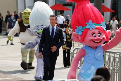 El gobernador de California, Gavin Newsom, minutos antes de anunciar la reapertura del Estado en los Estudios Universal.
