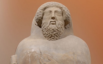 Parte superior del sarcófago fenicio del Museo de Cádiz que guarda en su interior restos de una mujer.