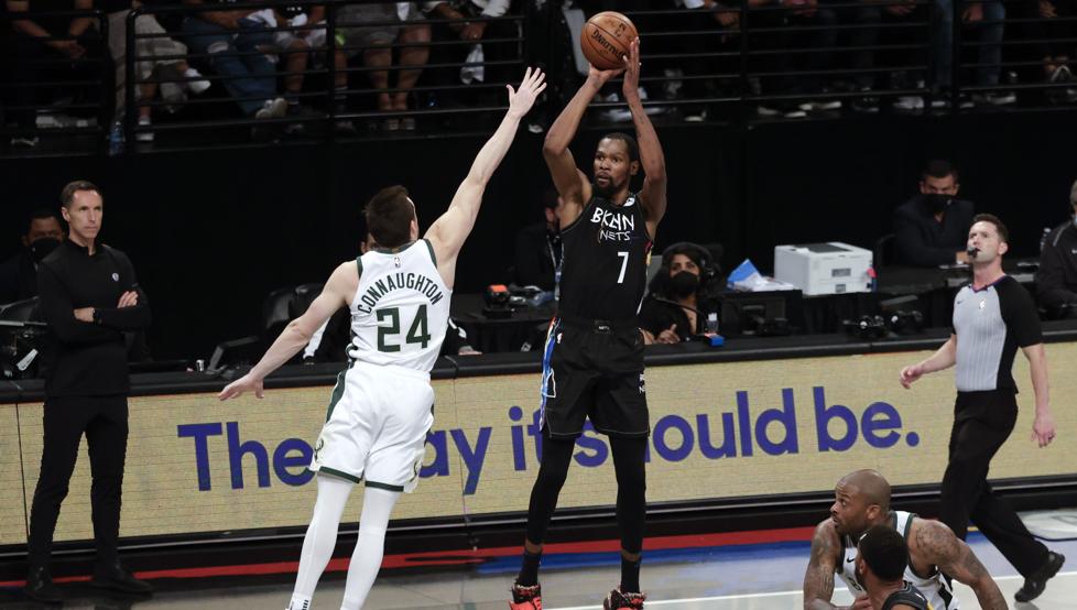 Kevin Durant lanza a canasta durante su histórica actuación en los playoffs 2021 de la NBA: su triple-doble de 49 puntos, 17 rebotes y 10 asistencias nunca se había logrado en el pasado.