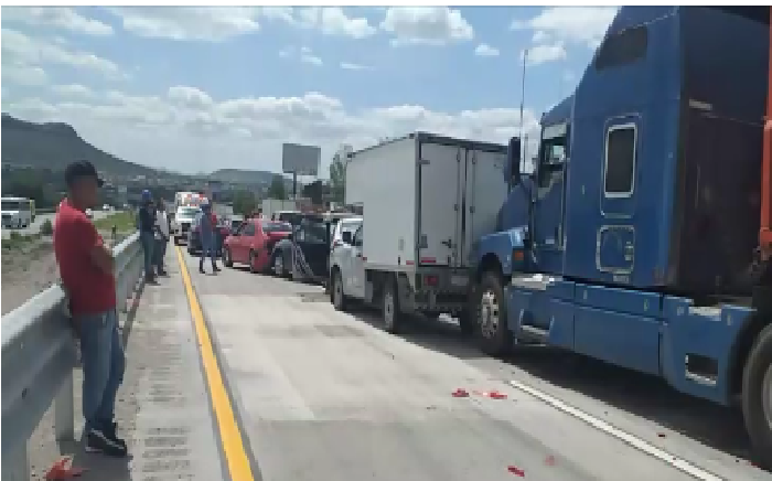 Carambola de 7 autos en la autopista México- Querétaro, a la altura de San Juan del Río