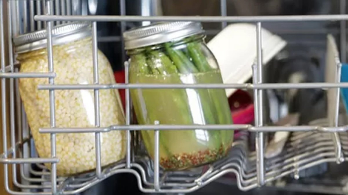 Cocinar en el lavavajillas, la última locura para ahorrar en la factura de la luz