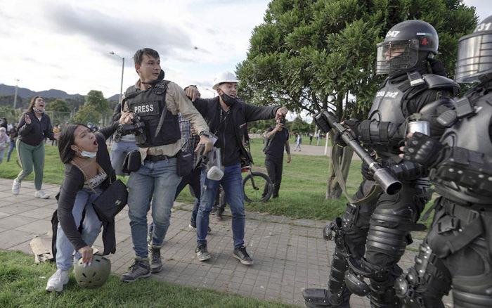 Colombia: Investigan a policías por excederse en el uso de la fuerza durante una protesta en Bogotá