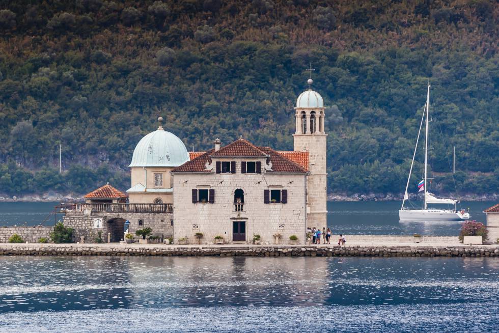 La ermita de Nuestra Señora de las Rocas, en la pequeña isla de Gospa od Skrpjela.